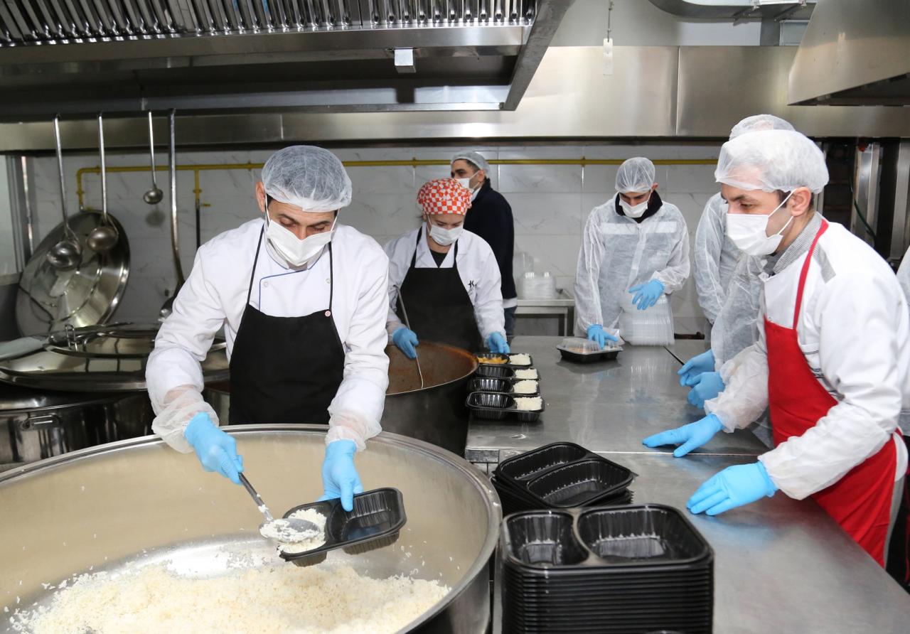 DEPREMZEDELERE KIYAFET VE SICAK YEMEK DESTEĞİ