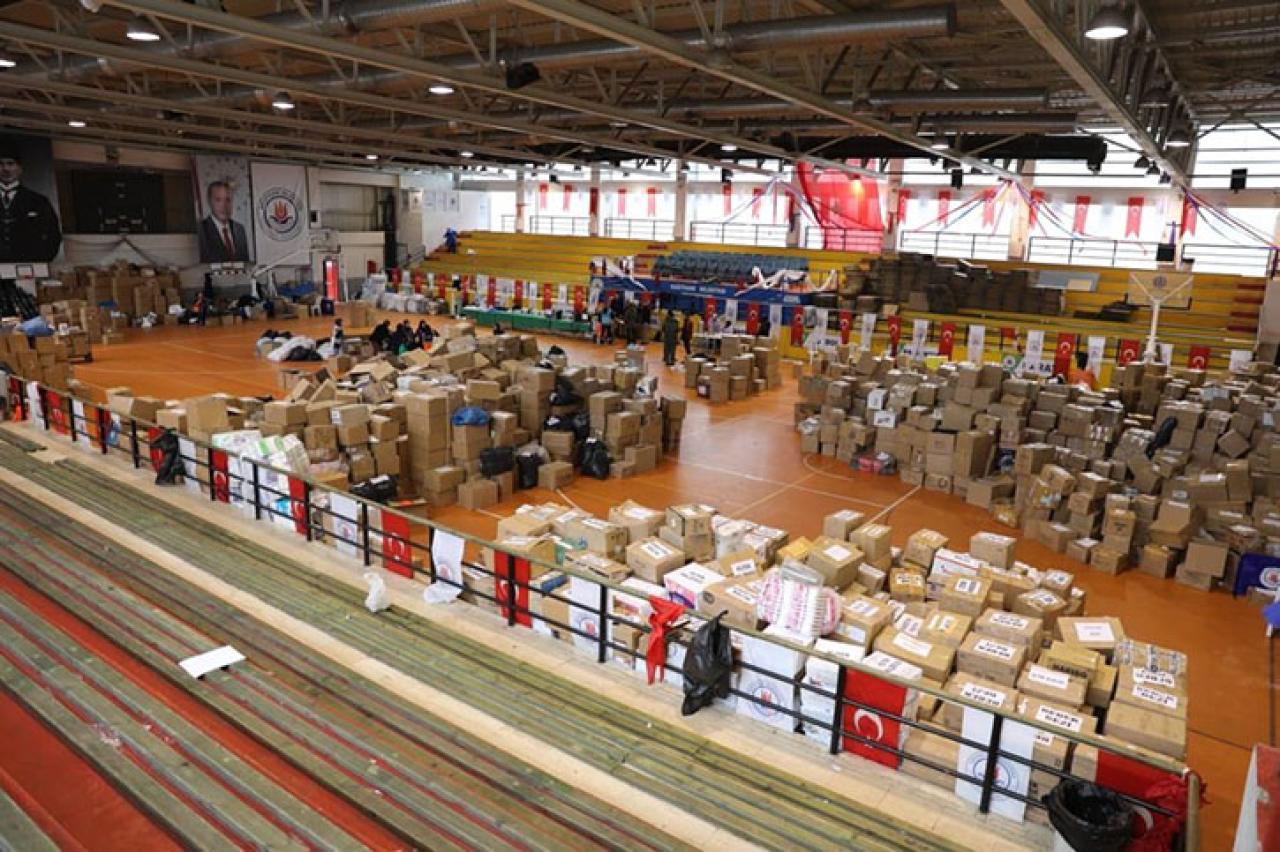 KÂĞITHANE’DEN DEPREM BÖLGESİNE 75 TIR DOLUSU YARDIM GİTTİ