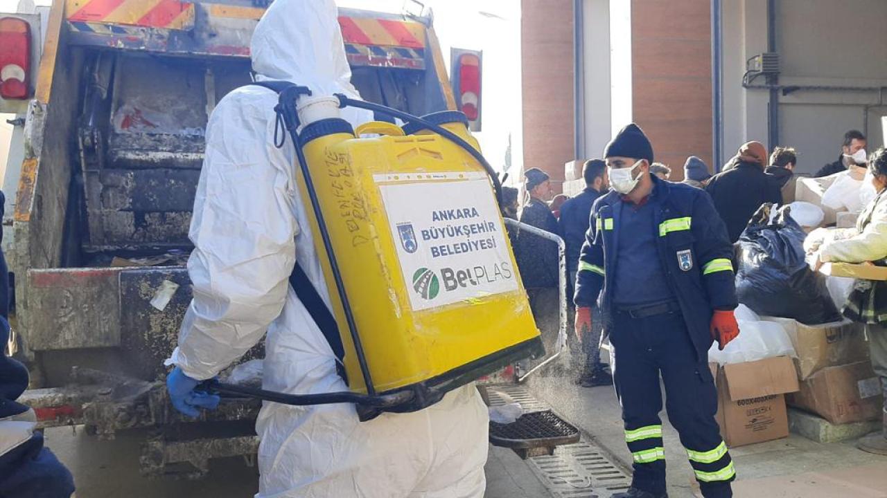 ANKARA BÜYÜKŞEHİR BELEDİYESİ İLAÇLAMA EKİPLERİ DEPREM BÖLGESİNDE ÇALIŞMALARA BAŞLADI