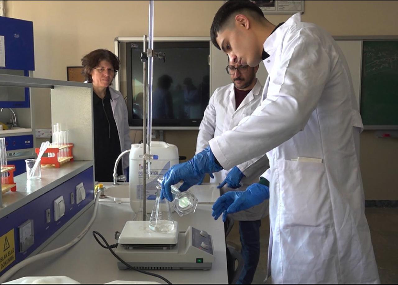 Tuzlalı Lise Öğrencileri Kendi Ürettikleri 3 Ton Dezenfektanı Deprem Bölgelerine Gönderdi