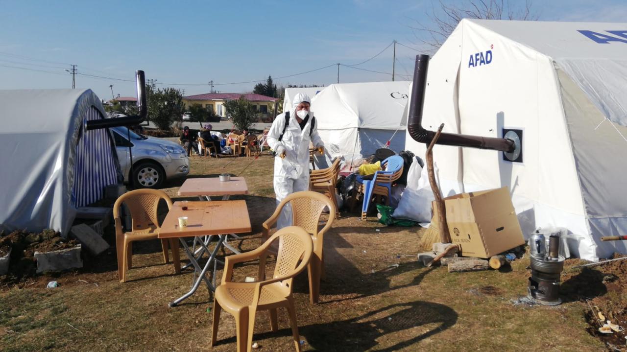 ANKARA BÜYÜKŞEHİR BELEDİYESİNİN DEPREM BÖLGESİNDE İLAÇLAMA ÇALIŞMALARI DEVAM EDİYOR