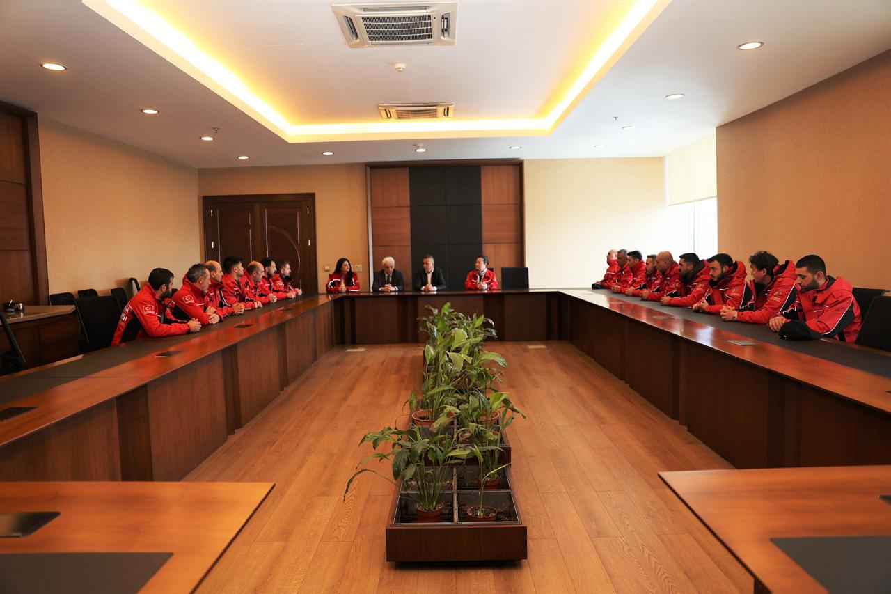 BAŞKAN İLGEZDİ, DEPREM BÖLGESİNE GİDEN ATAK EKİBİNİ MAKAMINDA AĞIRLADI