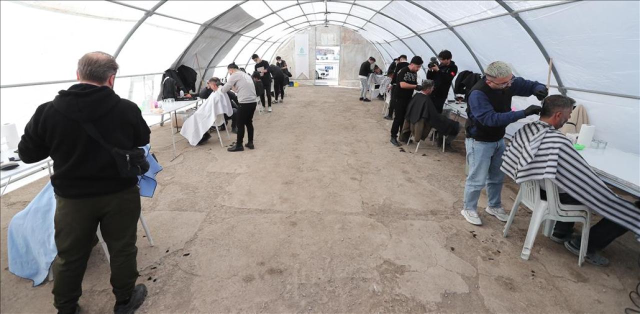 BAŞAKŞEHİRLİ BERBERLERDEN DEPREMZEDELERE KİŞİSEL BAKIM HİZMETİ