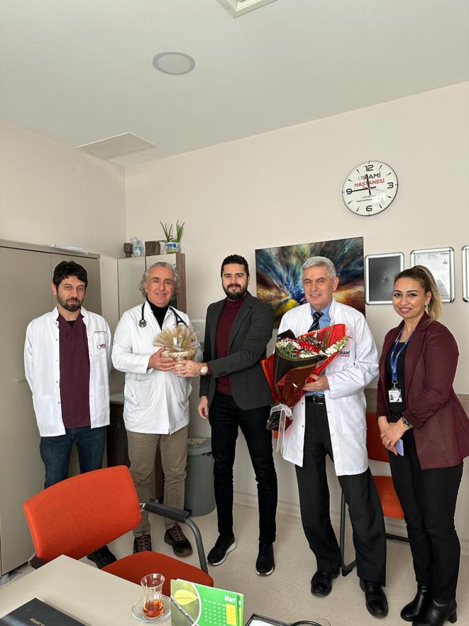 Sağlık çalışanlarımızın Tıp Bayramı’nı çiçeklerle kutladık