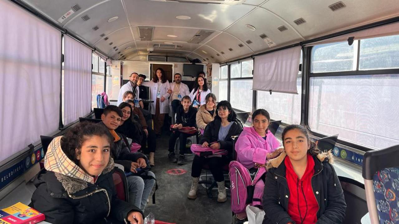 ‘MOBİL DERS ATÖLYELERİ’ DEPREM BÖLGESİNDE