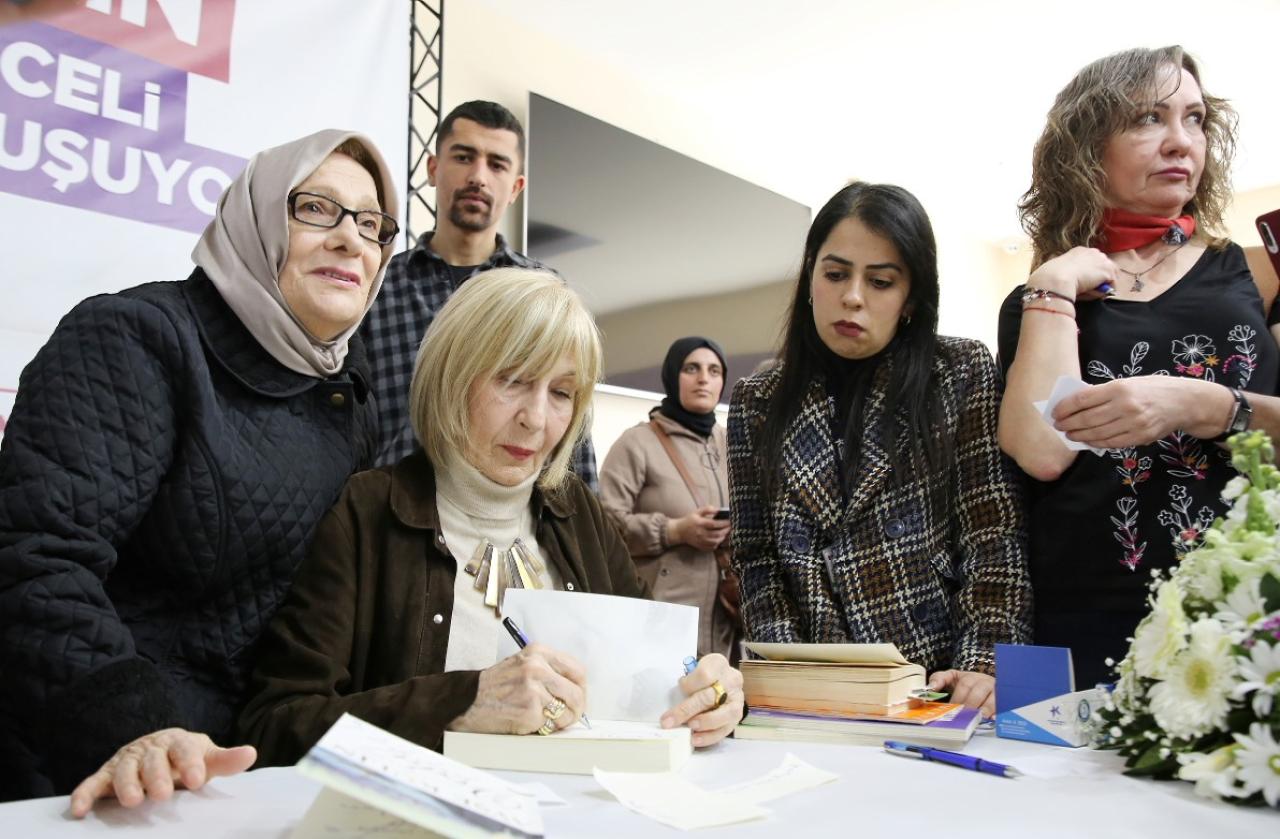 ‘ÇEKMECEMDE KİTAP VAR’ SÖYLEŞİSİNİN BU AYKİ KONUĞU AYŞE KULİN OLDU