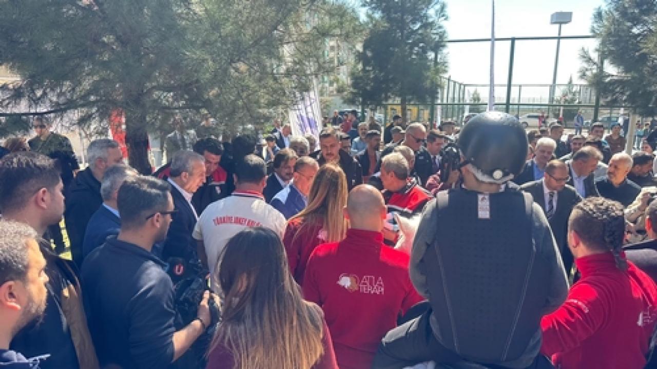 Bakanlarımız, deprem bölgesindeki Pony Club tırımızı ziyaret etti