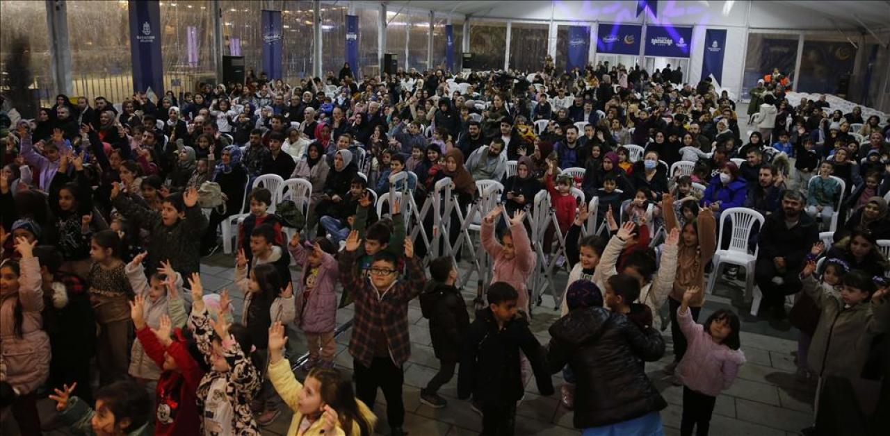 BAŞAKŞEHİR KENT MEYDANI DOLDU TAŞTI