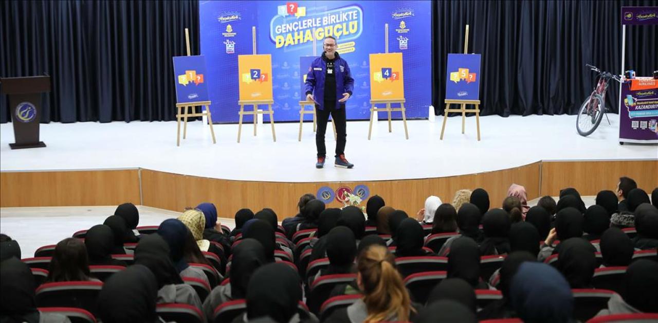 “AKILLI ŞEHİRCİLİKTE EN BÜYÜK SERMAYEMİZ GENÇLERİMİZ”