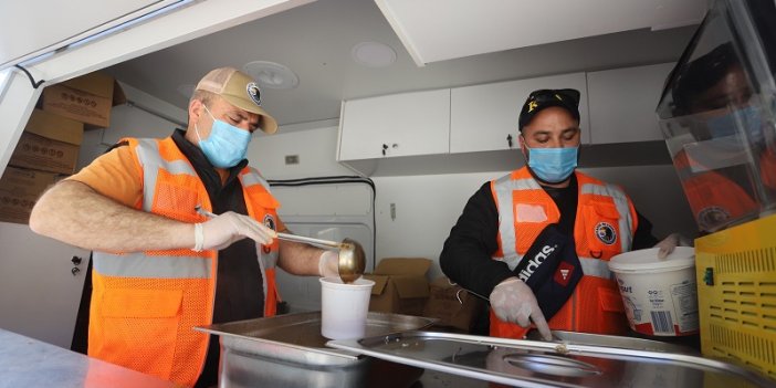 Kartal Belediyesi Hatay'da 225 Bin Kişilik Yemek Dağıttı