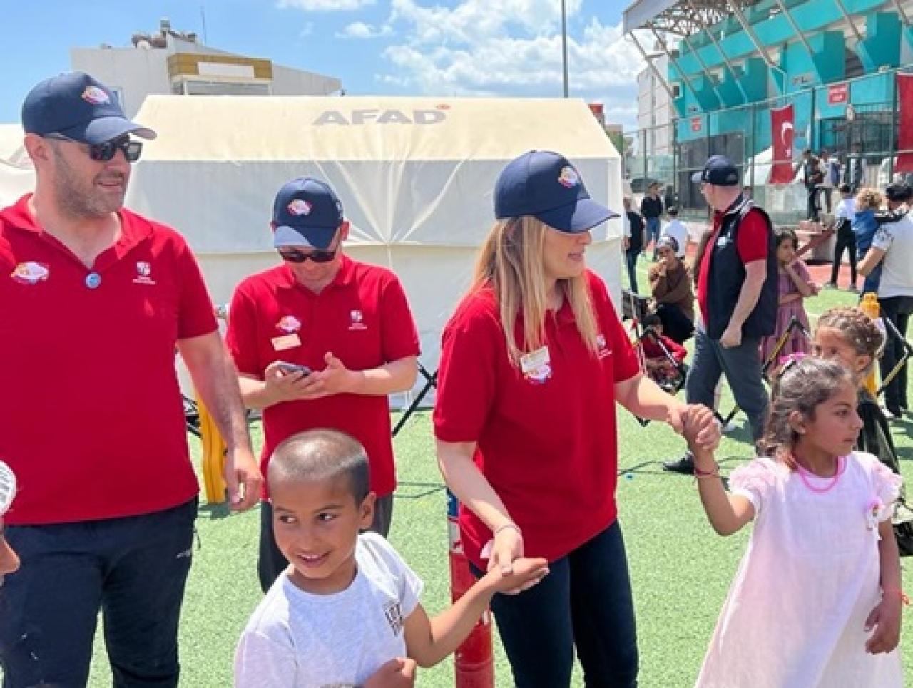 Bayramda depremzede çocuklarımızı kucaklıyoruz