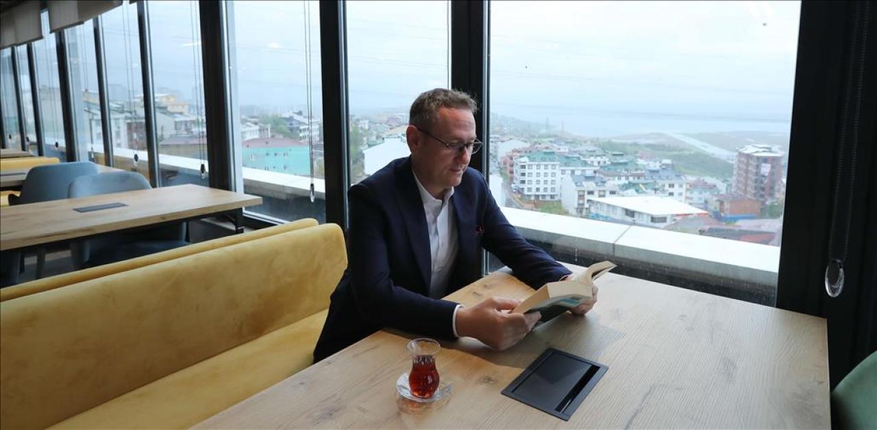 GENÇLER İSTEDİ, BAŞKAN KARTOĞLU KİTAP KAFELERİN SAYISINI ARTIRDI