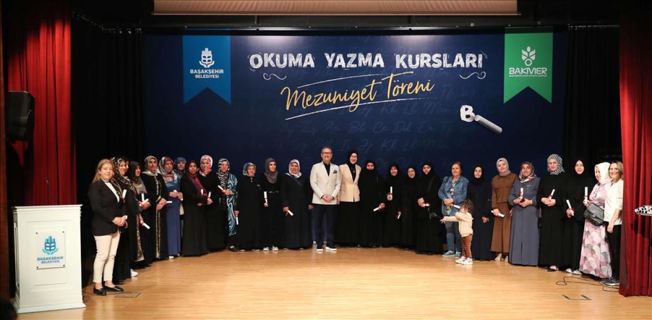 OKUMA YAZMA ÖĞRENEN BAŞAKŞEHİRLİ KADINLAR SERTİFİKALARINI ALDI