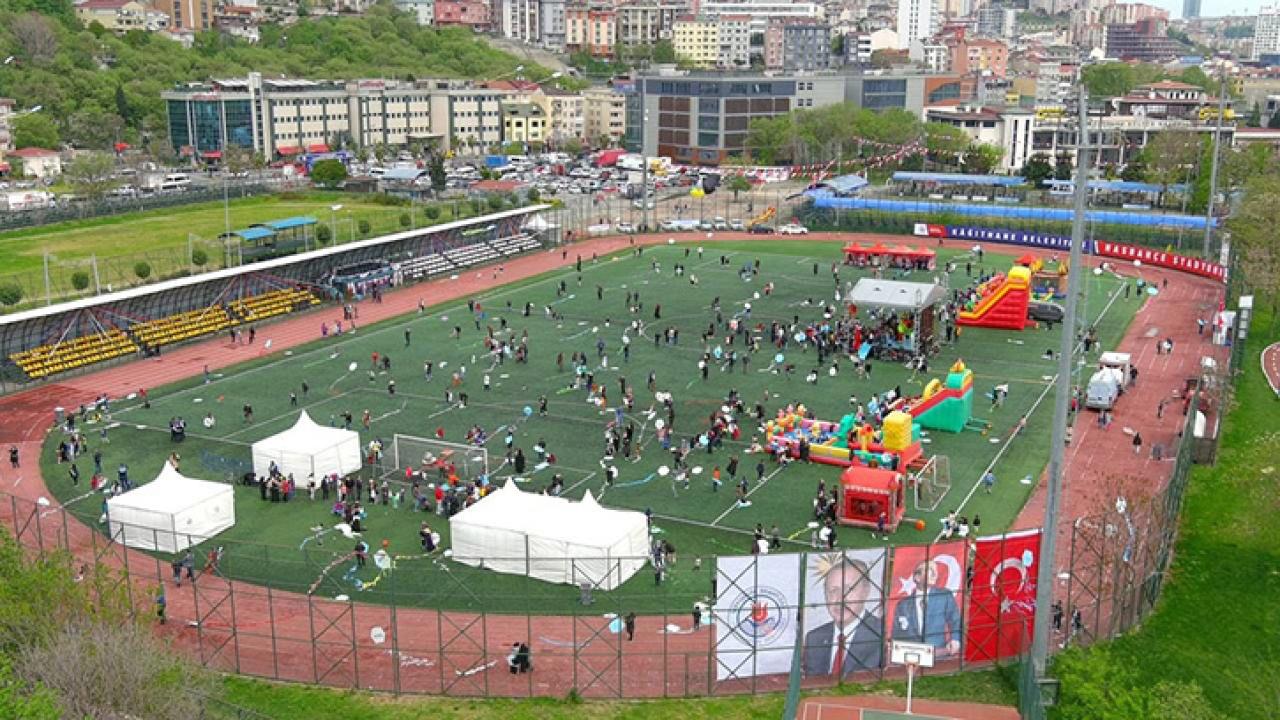 KAĞITHANE'DE UÇURTMALAR GÖKYÜZÜNÜ SÜSLEDİ