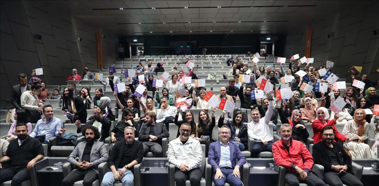 BAŞAKŞEHİR YENİ MEDYA AKADEMİ GENÇLERİ HAYALLERİNE KAVUŞTURUYOR