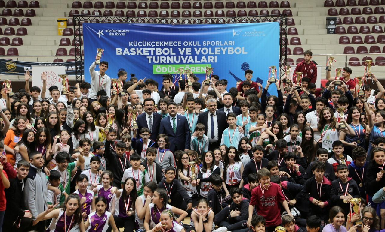 BASKETBOL VE VOLEYBOL MÜBAKALARI ÖDÜL TÖRENİ YAPILDI