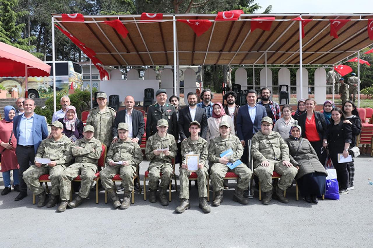 ENGELLİ BİREYLERE ASKER KINASI YAKILDI