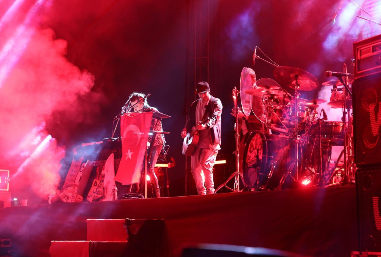 Manga’dan gençlik bayramında muhteşem konser