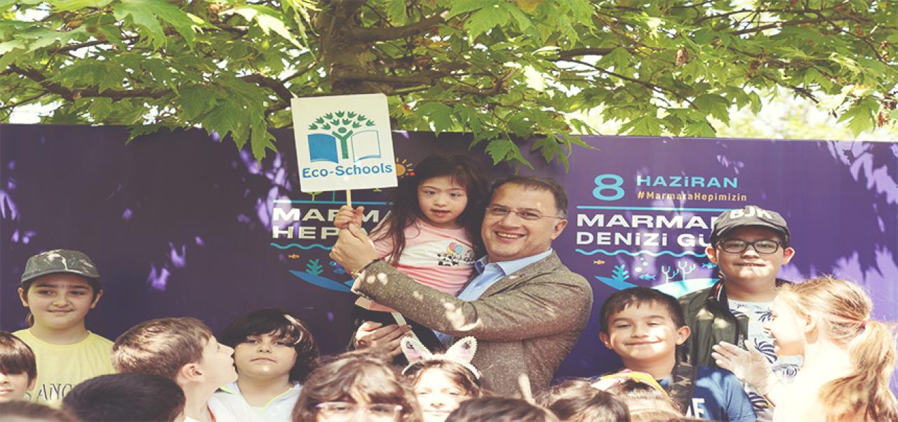 BAŞKAN ÇALIK, ÇOCUKLARLA KIYI TEMİZLİĞİ YAPTI