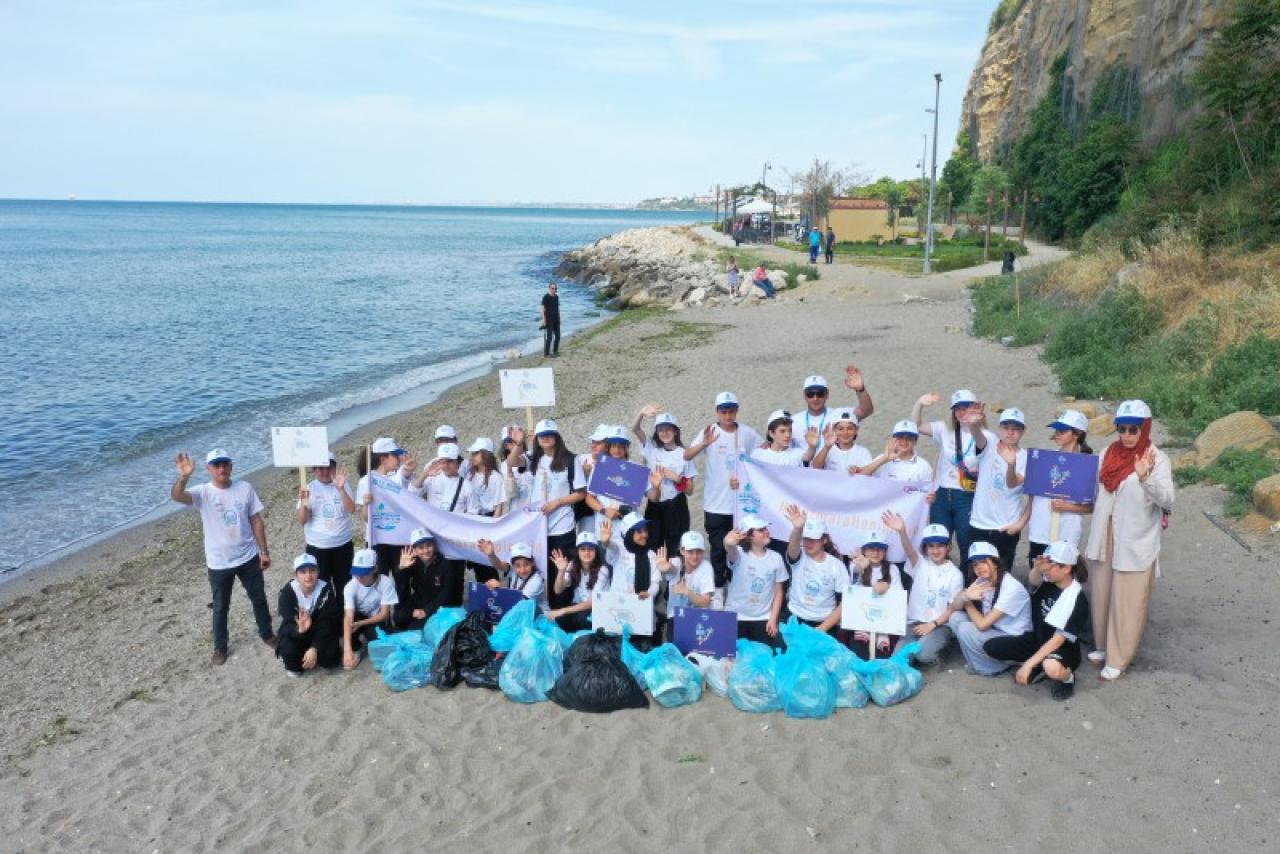 SİLİVRİLİ ÖĞRENCİLER MARMARA DENİZİ’NDE KIYI TEMİZLİĞİ YAPTI