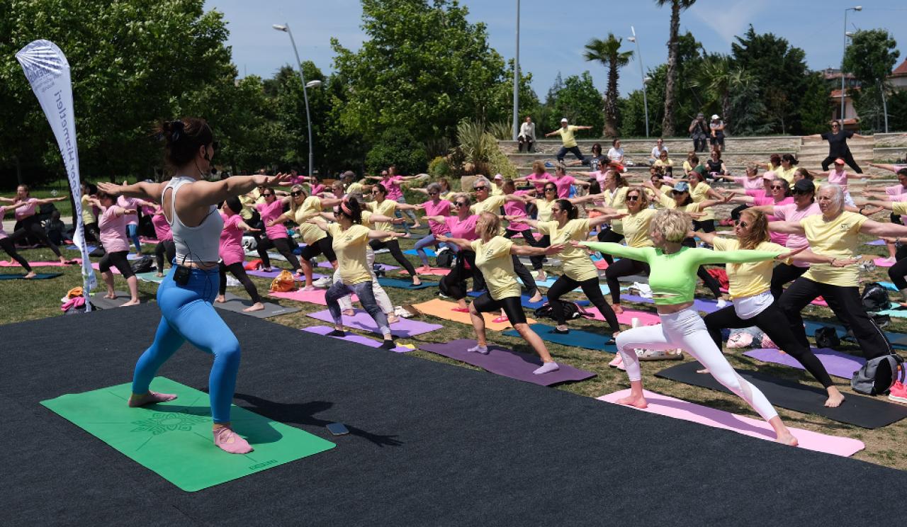 Büyükçekmece’de Dünya Yoga Günü’ne özel yüzlerce kadın yoga yaptı