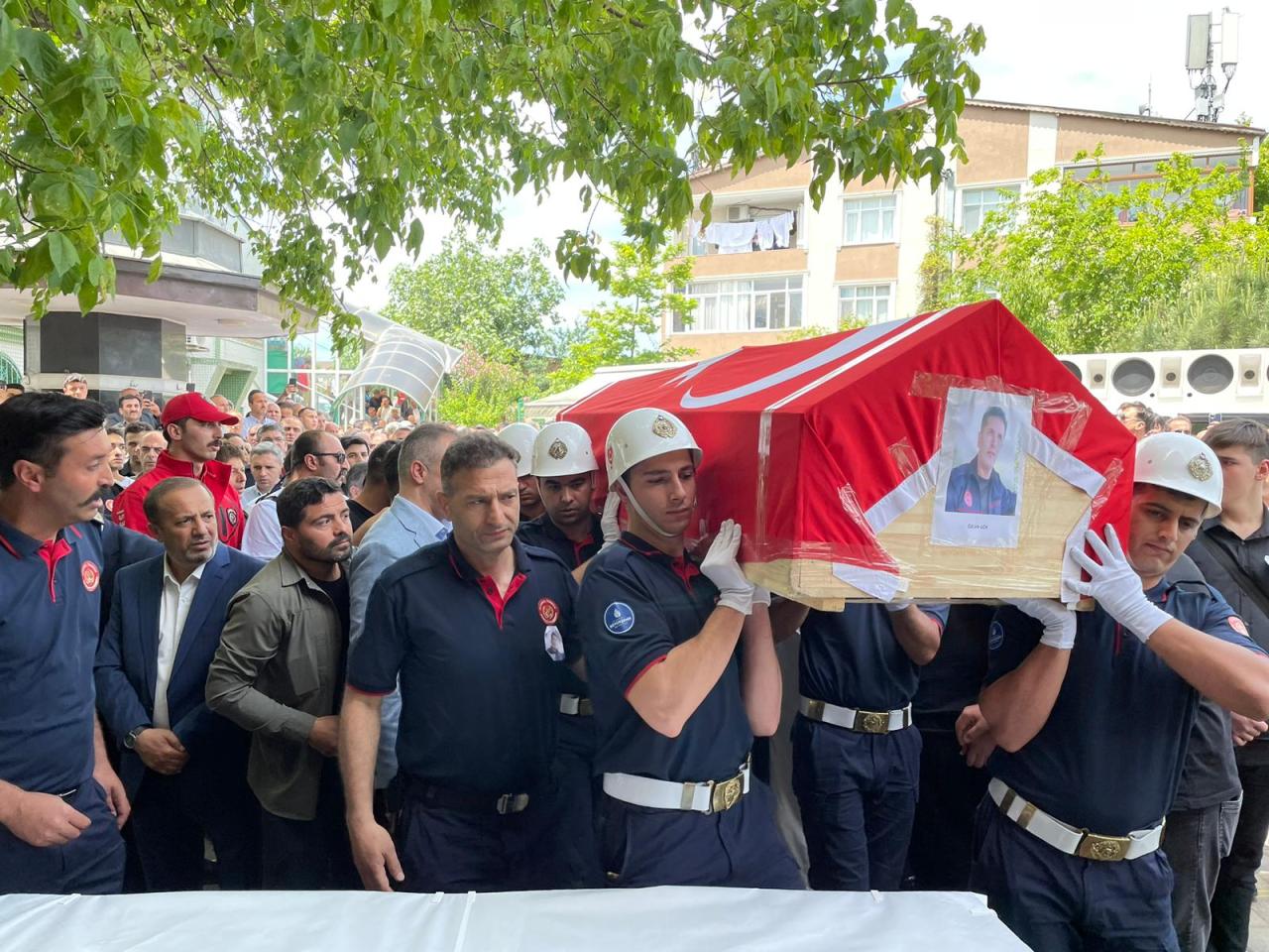 ŞEHİT İTFAİYE ERİ ÖZCAN GÖK SON YOLCULUĞUNA UĞURLANDI