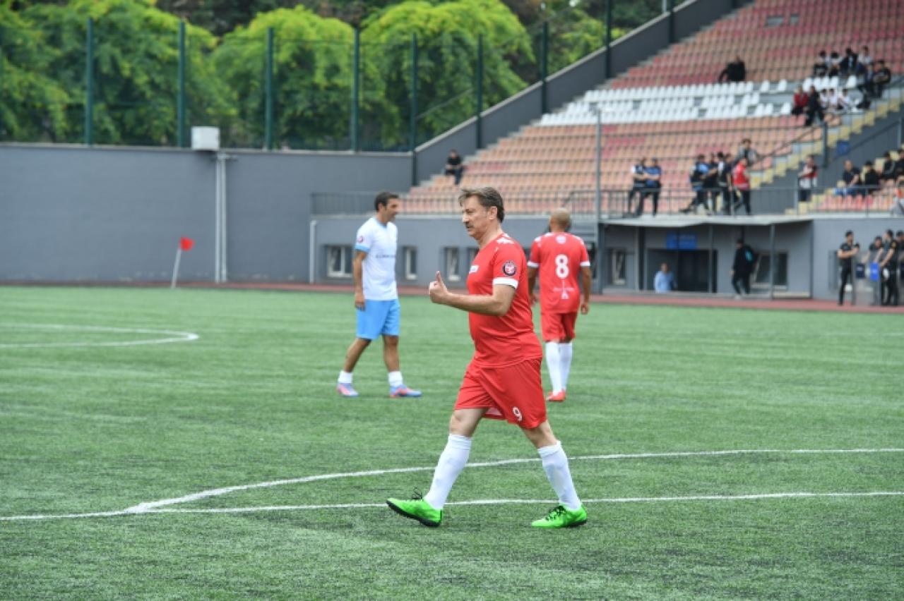 FUTBOL YILDIZLARI BAHÇELİEVLER’DE