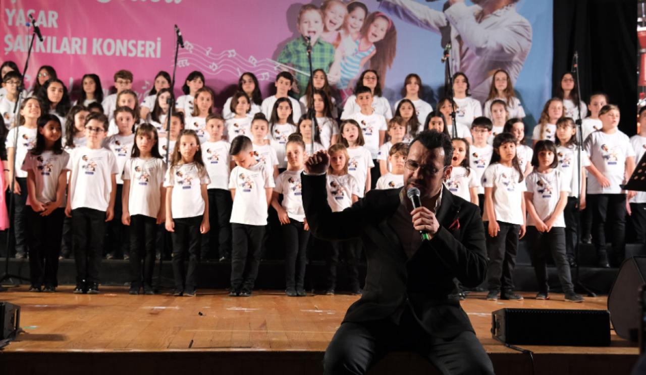 Çocuk korosundan şarkılarını dinleyen Yaşar duygu dolu anlar yaşadı
