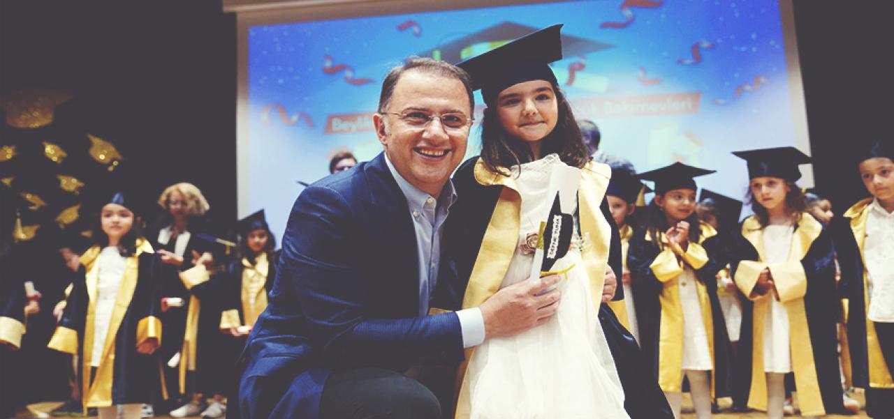 BEYLİKDÜZÜ’NDE MİNİKLERİN KARNE HEYECANI