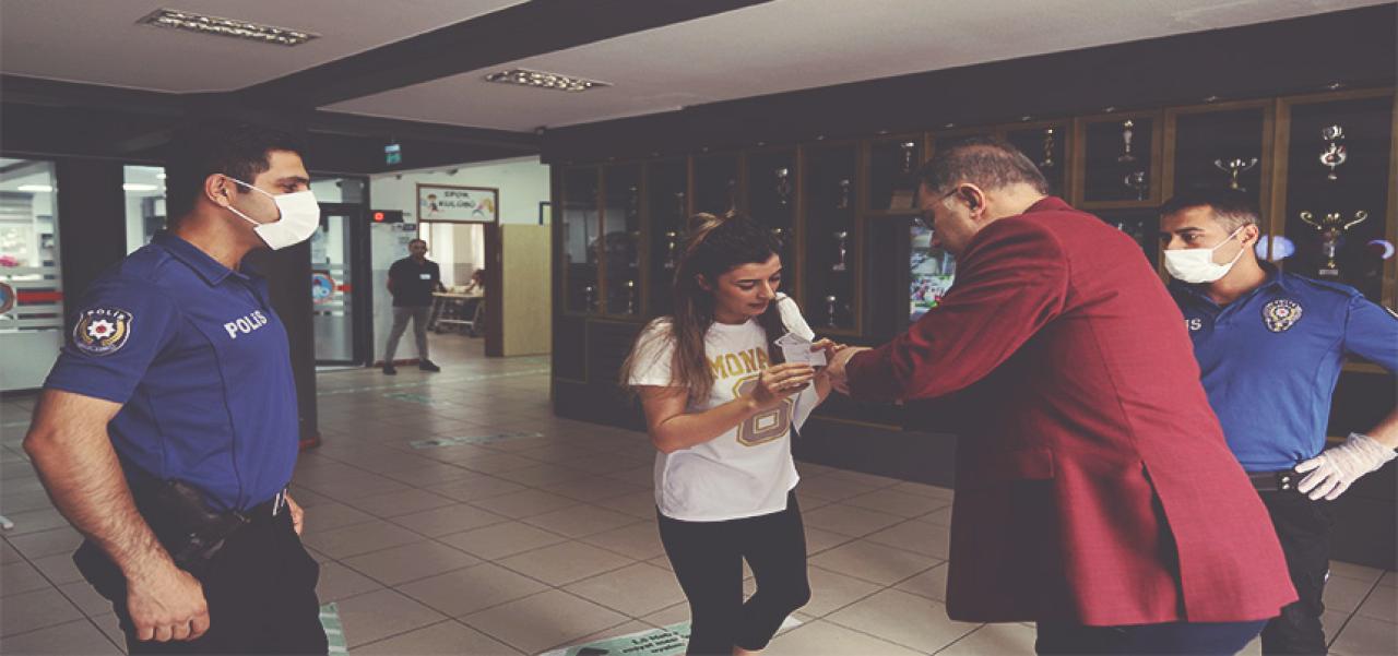 ÇALIK SINAVA SANİYELER KALA GENÇ ADAYIN YARDIMINA KOŞTU