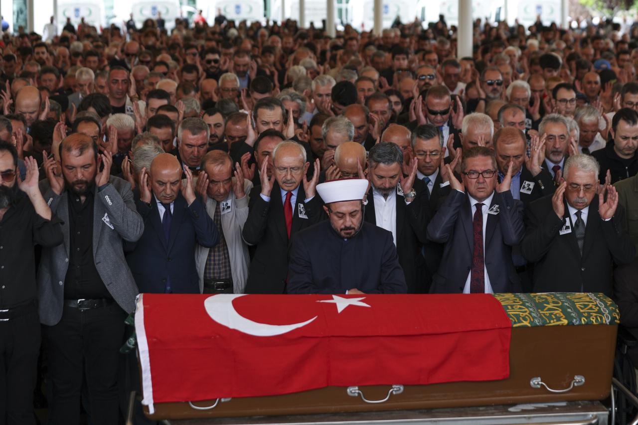 CHP Genel Başkanı Kemal Kılıçdaroğlu, Kenan Nuhut’un Cenaze Törenine Katıldı