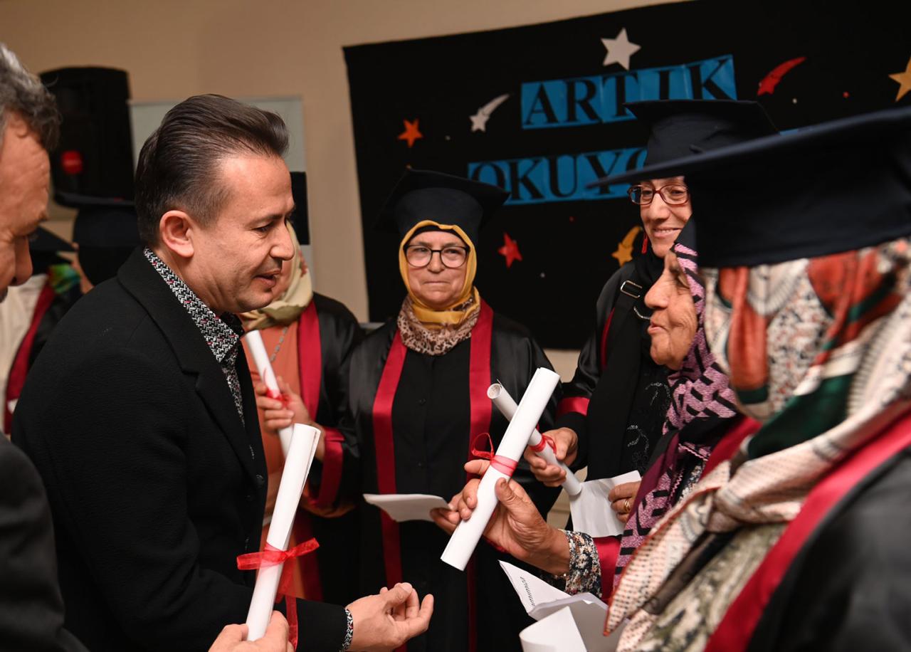 65 Yaş Üstü Büyükler Okuma Yazma Öğrendi, İlk Kez Kep Atma Heyecanı Yaşadı