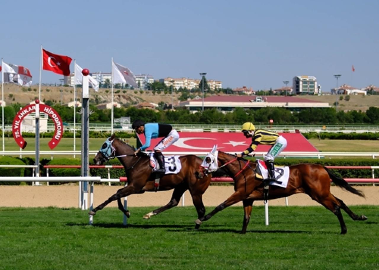 Demokrasi ve Milli Birlik Günü Koşusu’nda Blue Sunset galibiyete ulaştı