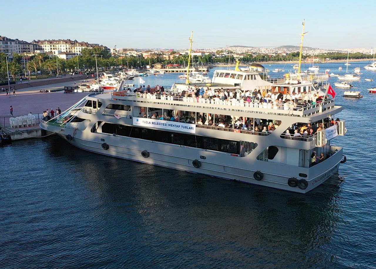 Tuzla Belediyesi, İstanbullulara Mehtap Turları İle Deniz Keyfi Yaşatıyor