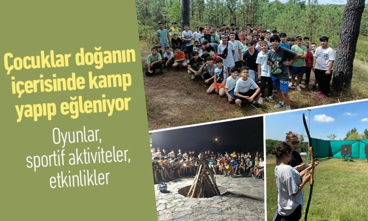Çocuklar doğanın içerisinde kamp yapıp eğleniyor