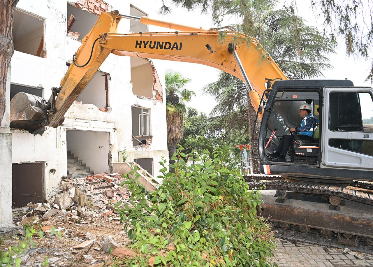 Tuzla’da Marmados Sitesi, Kentsel Dönüşüm Çerçevesinde Yıkıldı