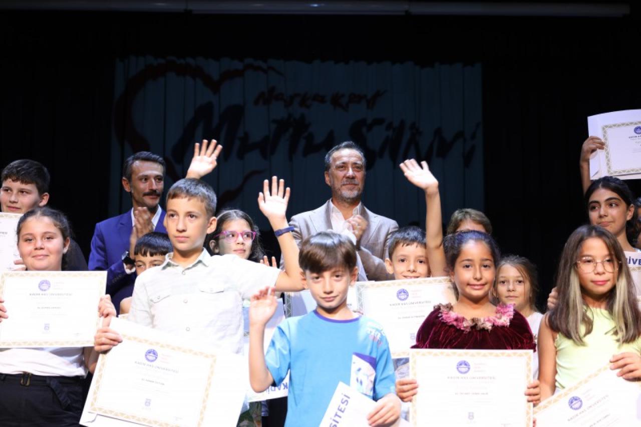 ÜCRETSİZ İNGİLİZCE KURSUNDA SERTİFİKA HEYECANI YAŞANDI