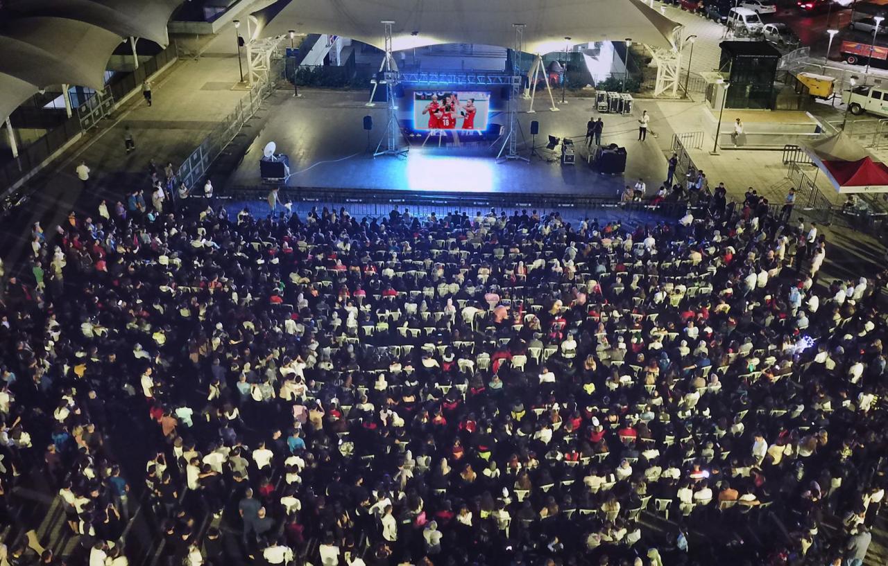 KÜÇÜKÇEKMECE’DE FİLENİN SULTANLARI İÇİN DEV EKRAN KURULDU