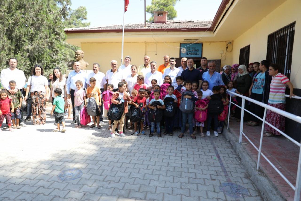 DEPREMZEDE ÖĞRENCİLERİN ÇANTA VE KIRTASİYE MALZEMESİ BAŞKAN YILMAZ’DAN