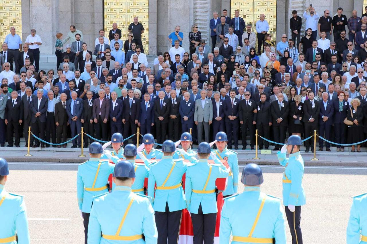 CHP Genel Başkanı Kemal Kılıçdaroğlu, Eski Bakan Necmettin Cevheri'nin Cenaze Törenine Katıldı
