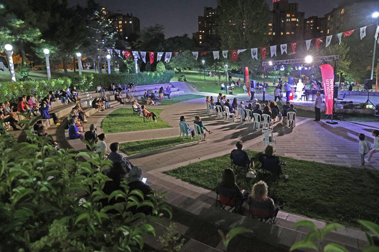 ULUSLARARASI NÂZIM HİKMET ŞİİR GÜNLERİ, ŞİİR DOLU BİR AKŞAMLA BAŞLADI