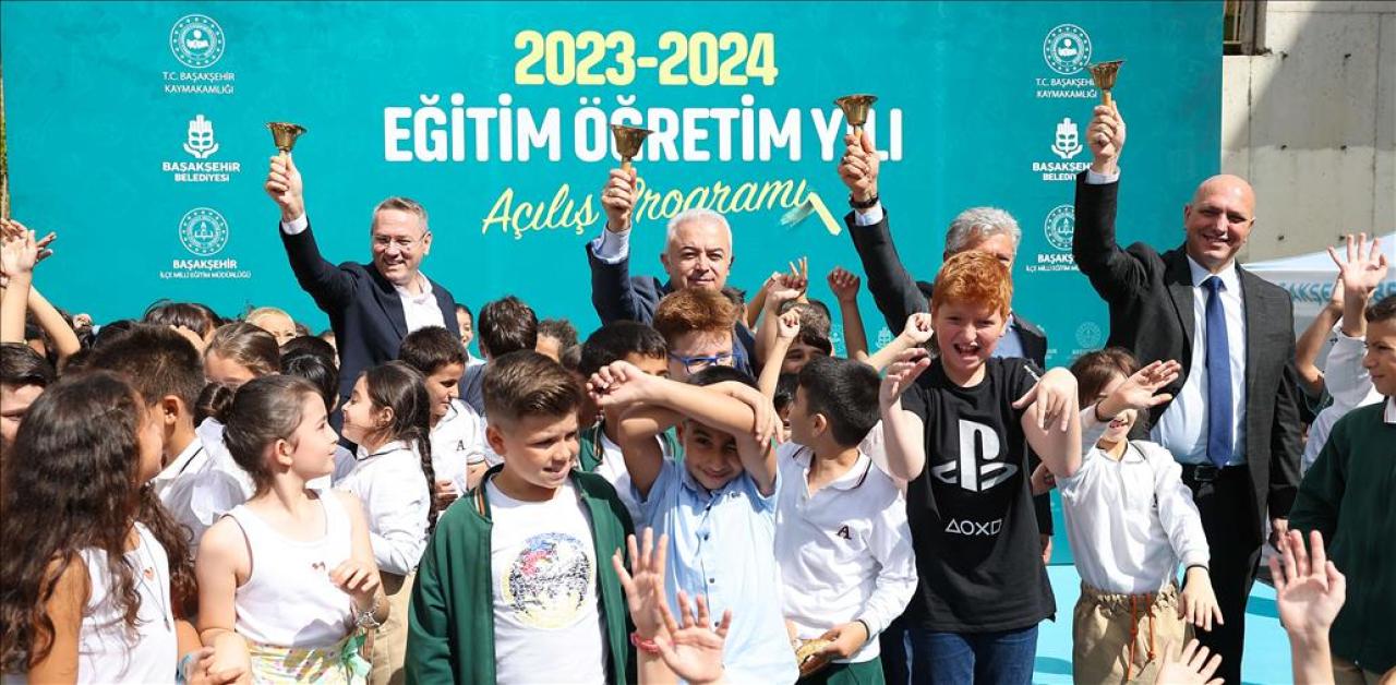 BAŞKAN KARTOĞLU İLK DERS ZİLİNİ ÖĞRENCİLERLE BİRLİKTE ÇALDI