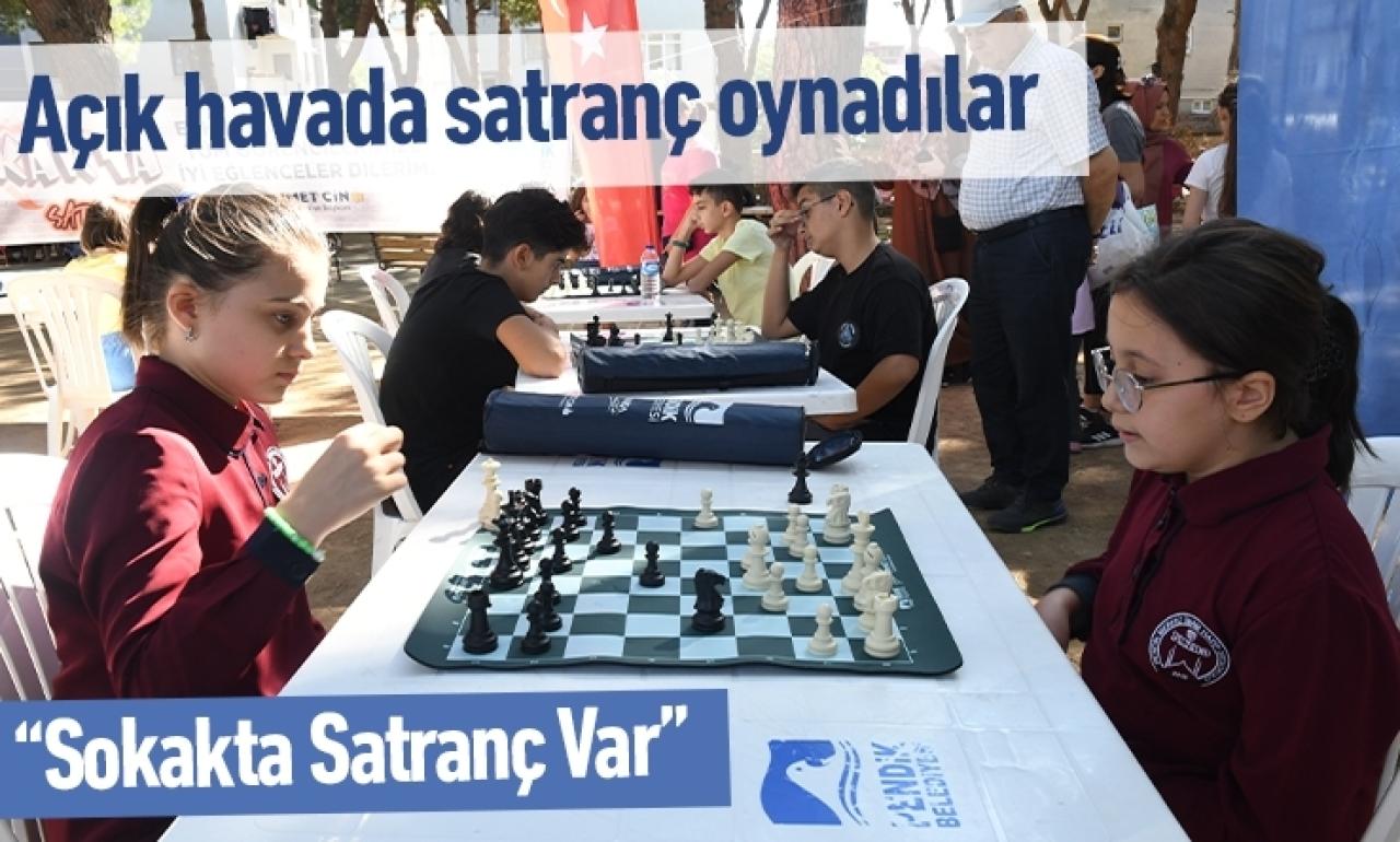 Açık havada satranç oynadılar