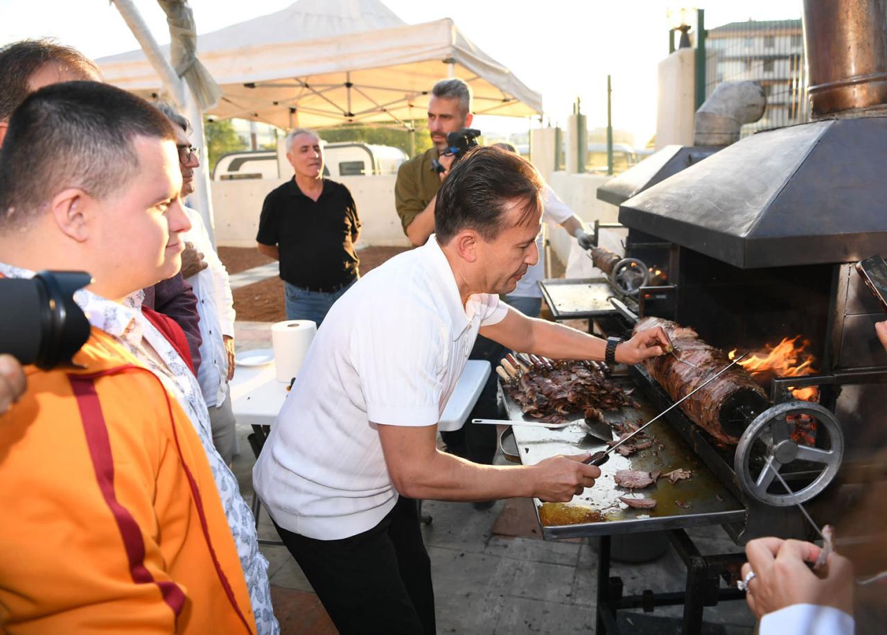 Başkan Yazıcı sözünü tuttu, Tuzla’nın özel çocuklarına cağ kebabı pişirdi