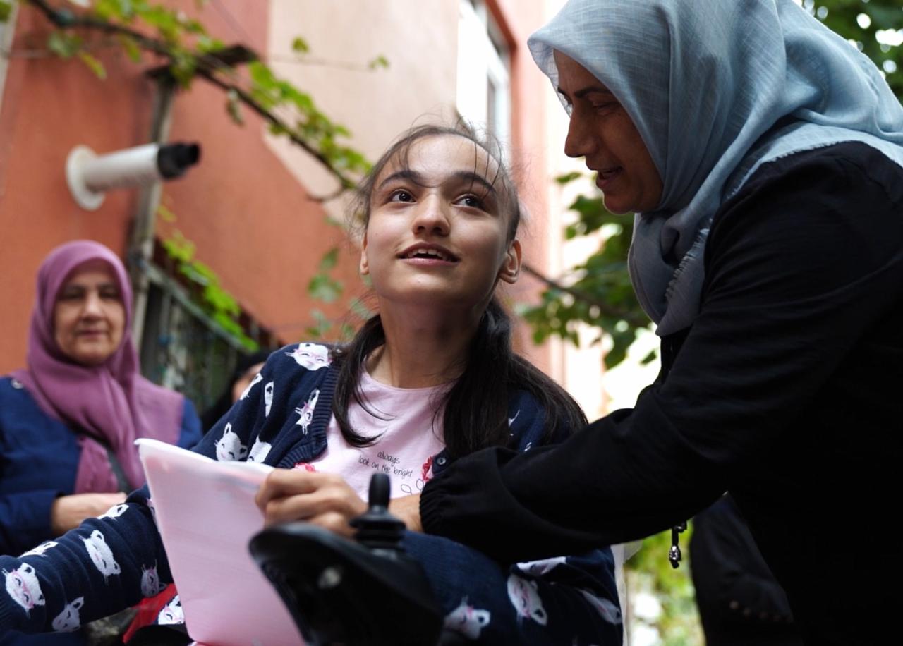 Tuzla’da 19 Yaşındaki Semanur’un Akülü Arabası Evinde Teslim Edildi