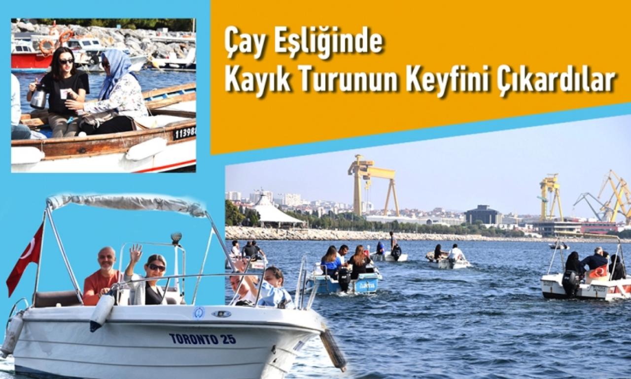 Çay eşliğinde tekne turunun keyfini çıkardılar