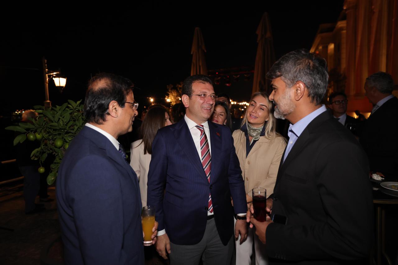 DÜNYANIN MEGA KENTLERİNİN BELEDİYE BAŞKANLARI İSTANBUL’DA BULUŞTU