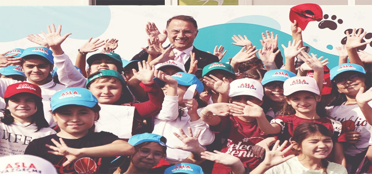 BAŞKAN ÇALIK, HAYVANLARI KORUMA GÜNÜ’NDE YÜZLERCE ÖĞRENCİ İLE BİR ARAYA GELDİ