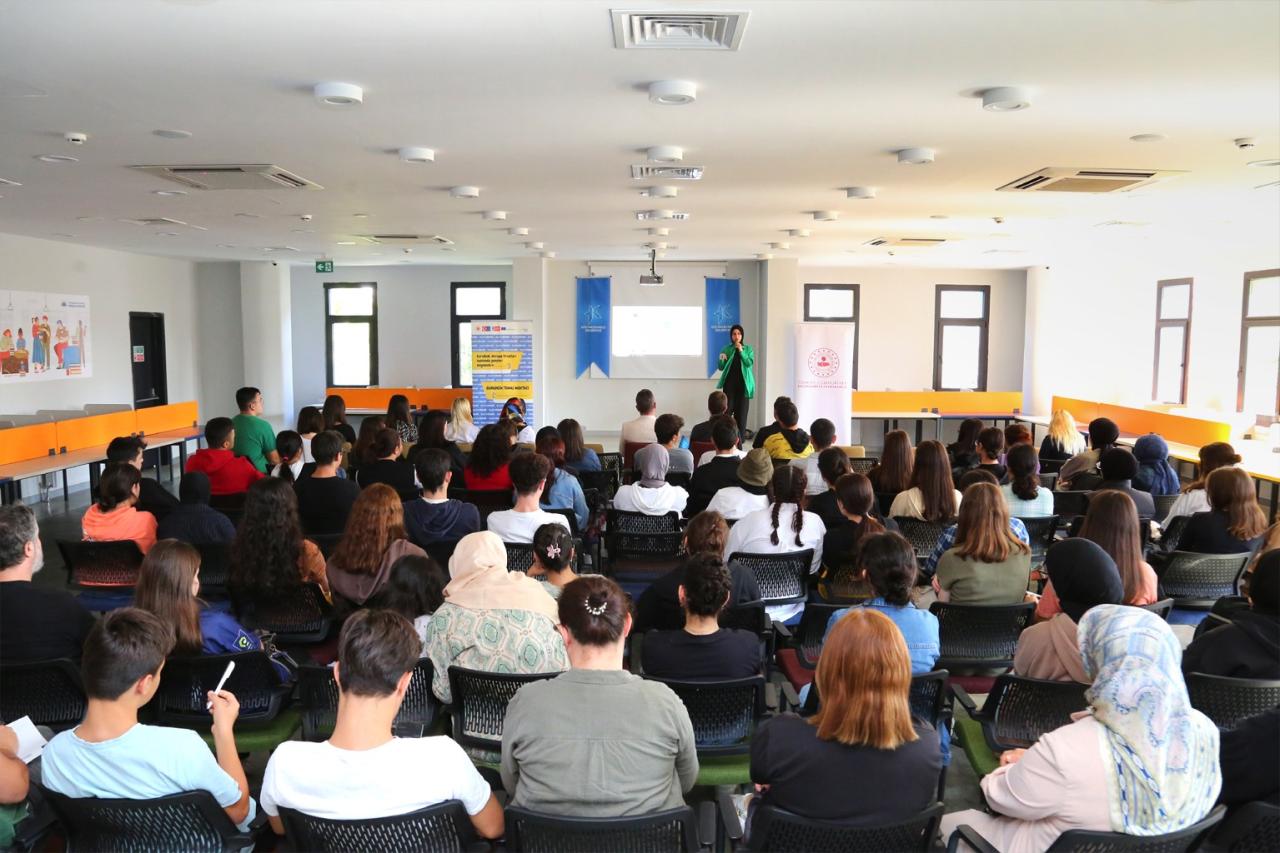 KÜÇÜKÇEKMECELİ GENÇLER ERASMUS GÜNLERİNE YOĞUN İLGİ GÖSTERDİ