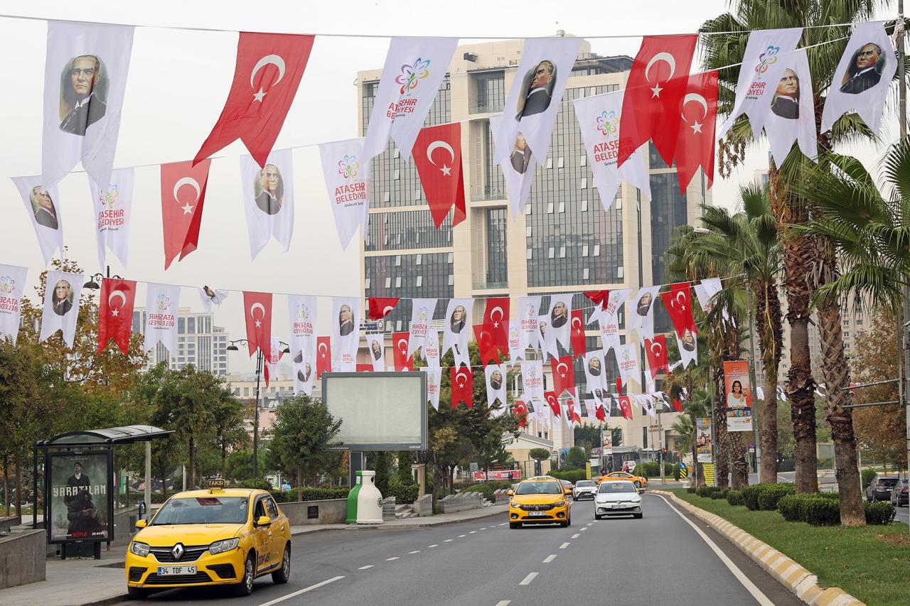 ATAŞEHİR BAYRAKLARLA DONATILIYOR